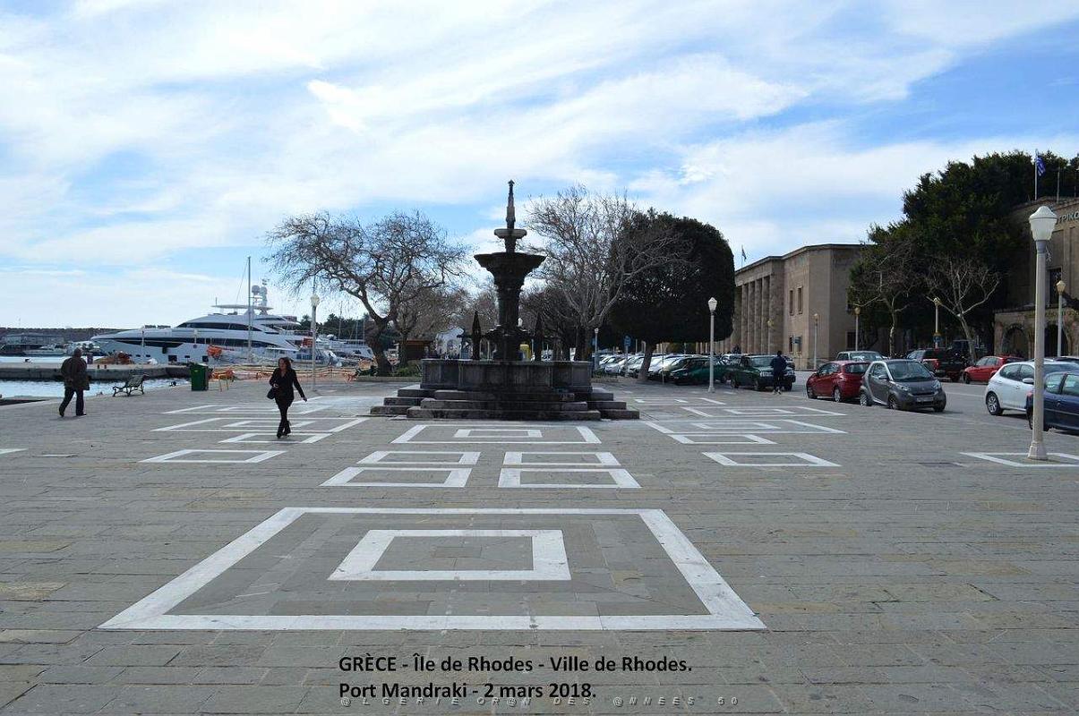 019- Rhodes Centre- Port d'honneur.JPG
